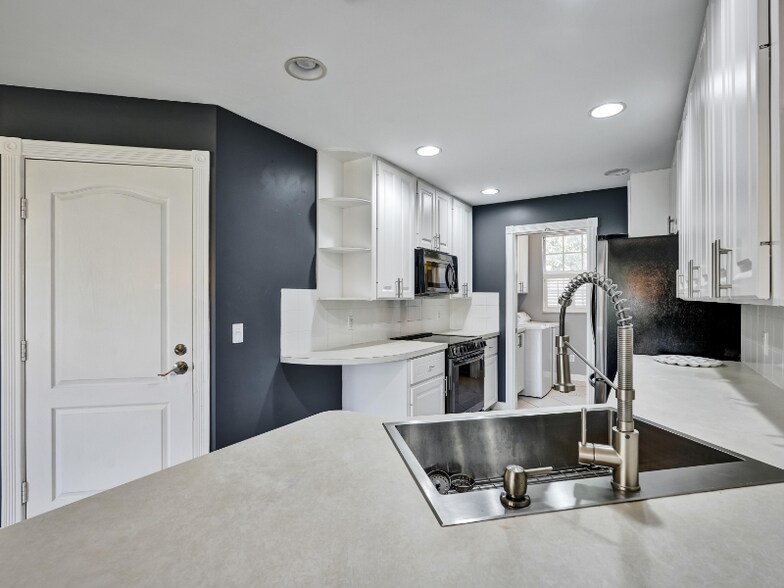 Building Photo - 5609 Cove Cir