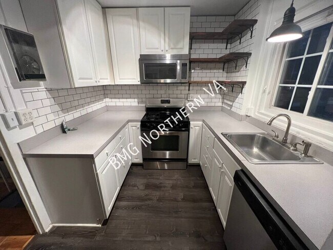 Building Photo - 3592 Martha Custis Dr