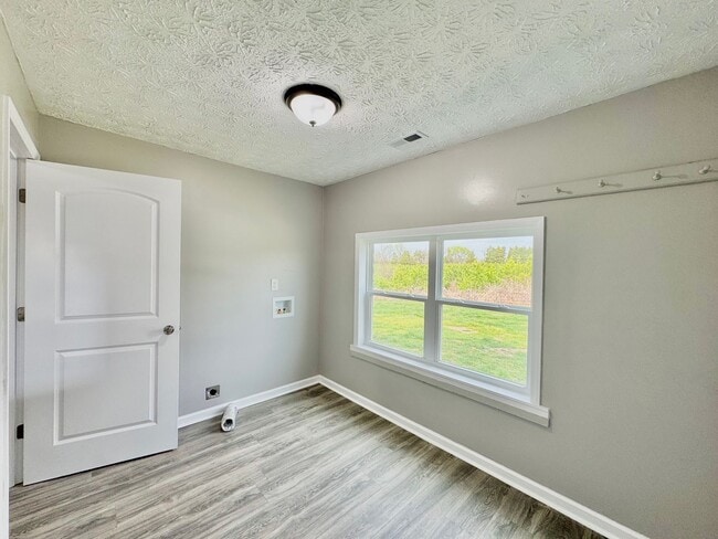 Building Photo - Home at Last! -2 Additional Bonus Rooms