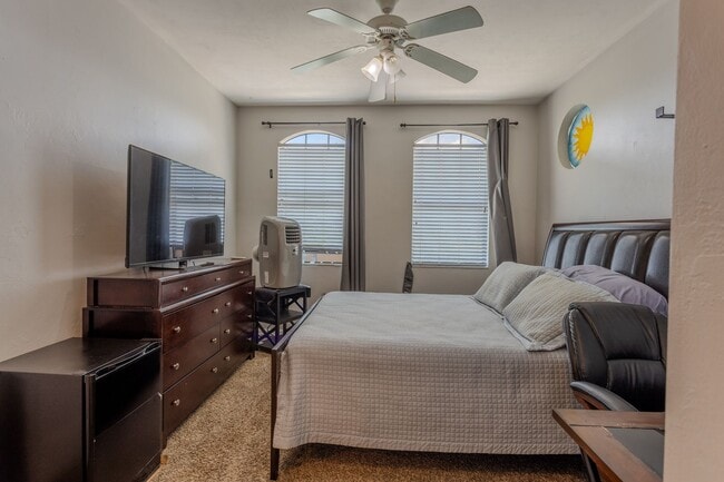 Building Photo - LOCATION. LOCATION. LOCATION. 2BR/3BA Cond...