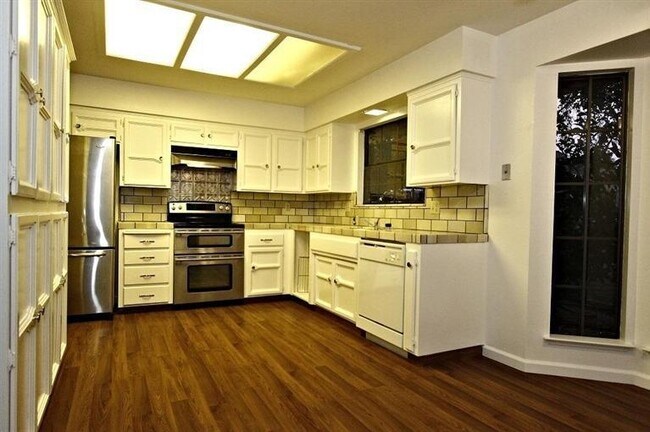 Building Photo - 1694 W Bullard Ave