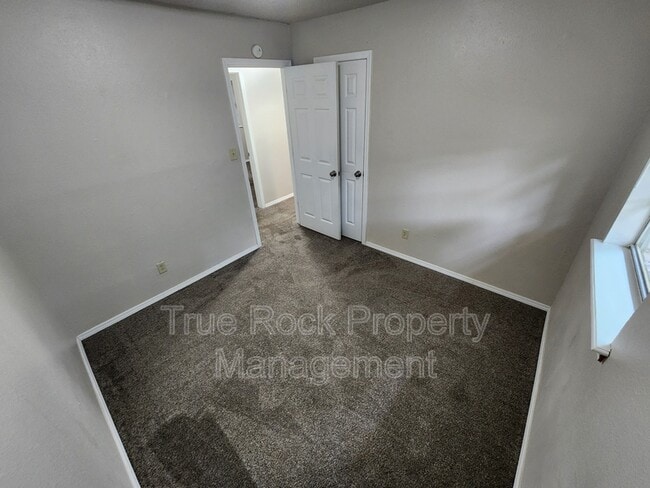 Building Photo - 412 E 7th St