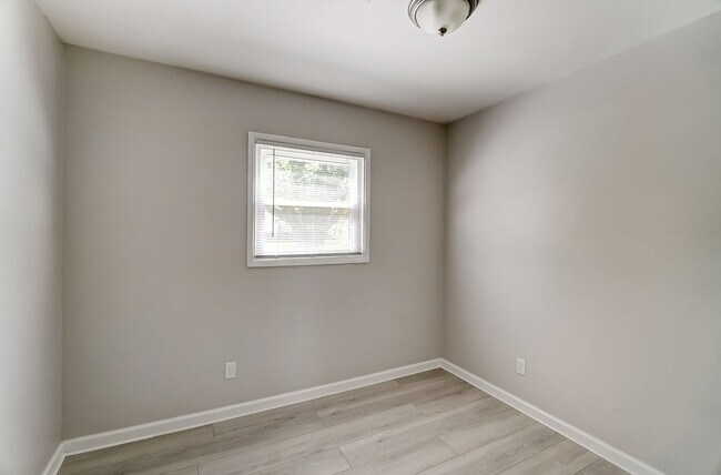 Building Photo - Three Bedroom with Driveway in Dayton!