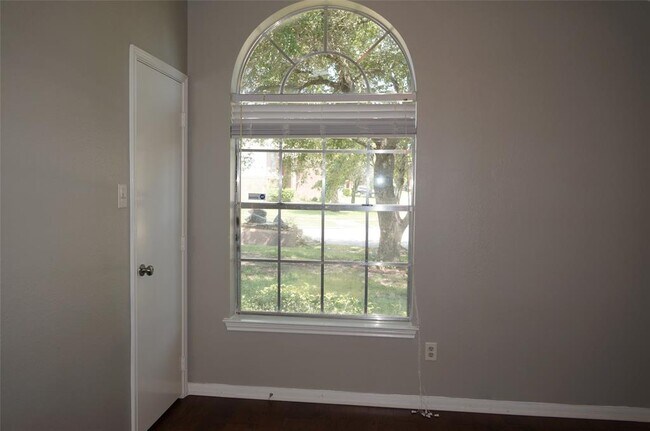Building Photo - 3403 Stratford Manor Dr
