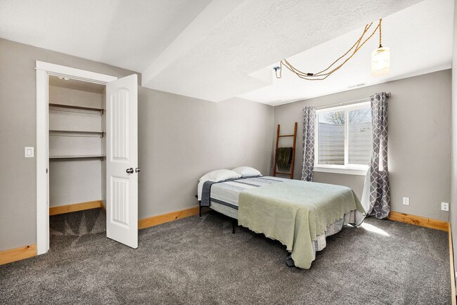 Building Photo - 607 E 420 S