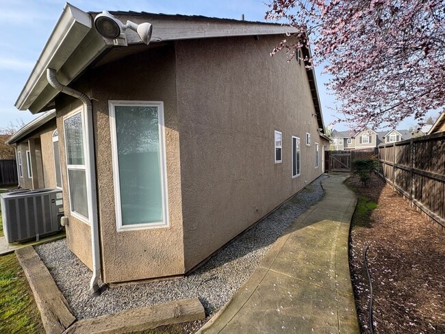 Building Photo - Spacious Tulare Home Available Now!