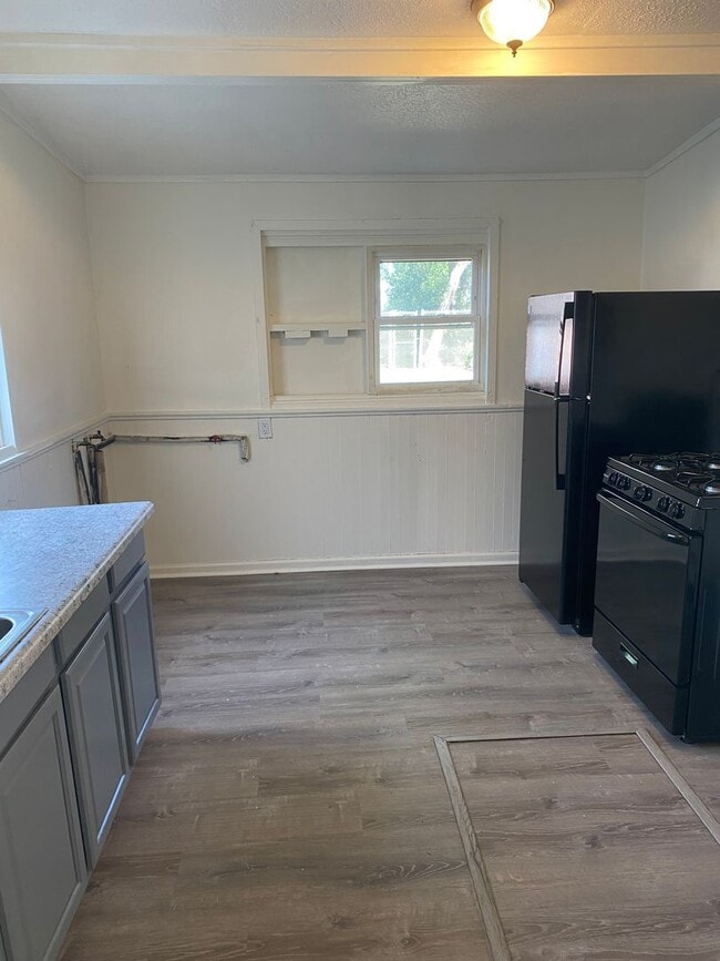 Building Photo - Coming soon- Spacious 2 bedroom home in Po...