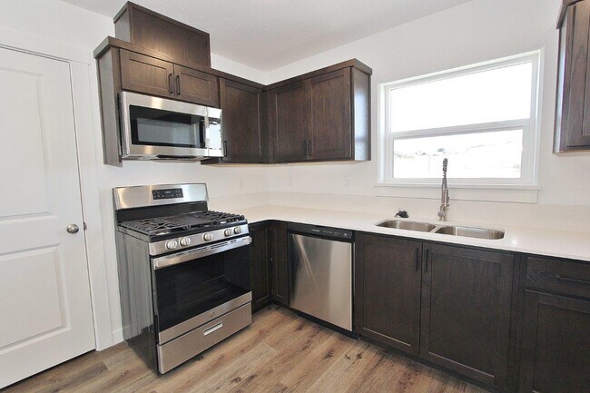 Primary Photo - 1050 Bighorn St
