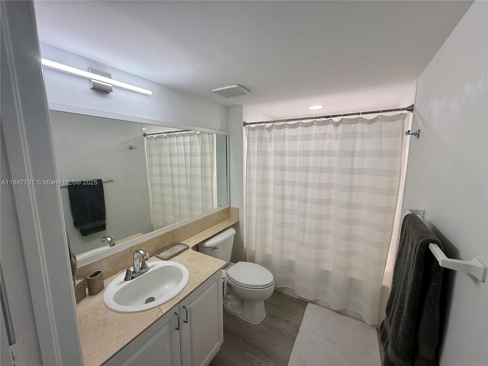 Building Photo - 1155 Brickell Bay Dr