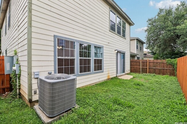 Building Photo - 407 Amberdale Oak