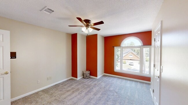 Building Photo - 4130 Knollcrest Cir N