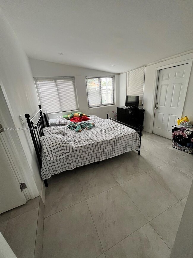 Building Photo - 2 bedroom in Miami FL 33150