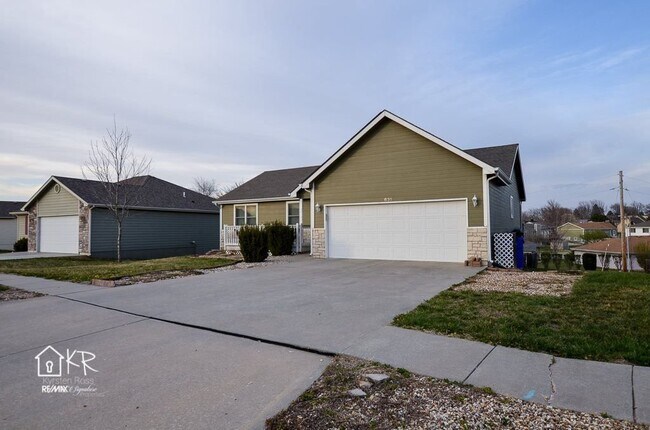 Building Photo - FENCED BACKYARD, CLOSE TO FT. RILEY!