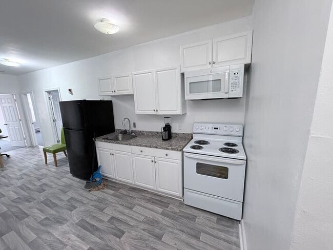 Building Photo - Police and first responders >> Three Beds , and One Bath