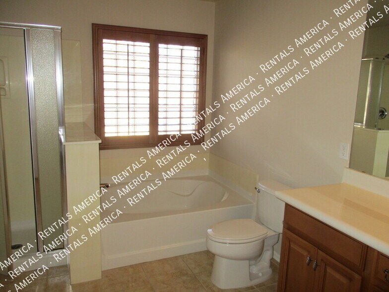 Building Photo - 1364 E Martha Dr