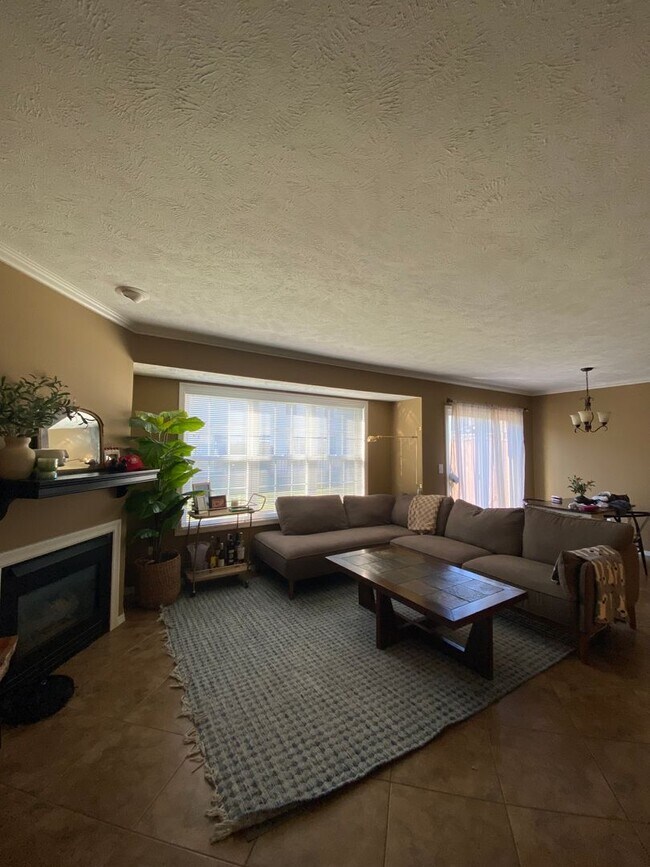 Building Photo - Great 2 BR 4 bathroom townhouse in Bloomin...