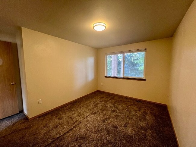 Building Photo - Pet Friendly 3 BD Townhome