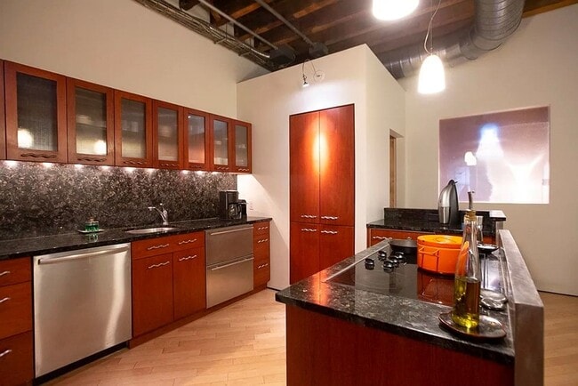 Building Photo - Beautifully 2-Bedroom Condo in Boston