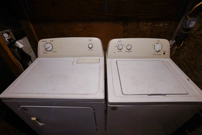 Building Photo - 417 Bellecastle St