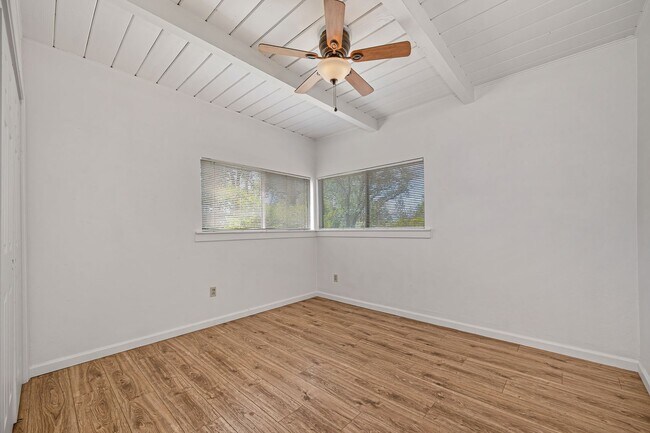 Building Photo - Country living in Beautiful Meadow Vista