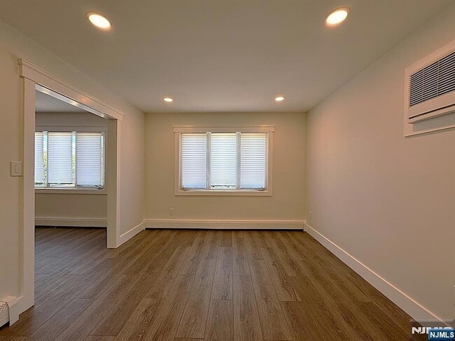Building Photo - 682 Valley Brook Ave