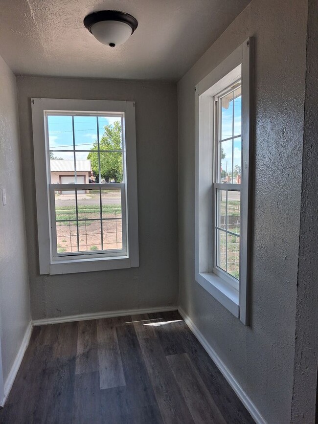 Building Photo - Cute Updated One Bedroom Near Park & Schools!  Pets Welcome!