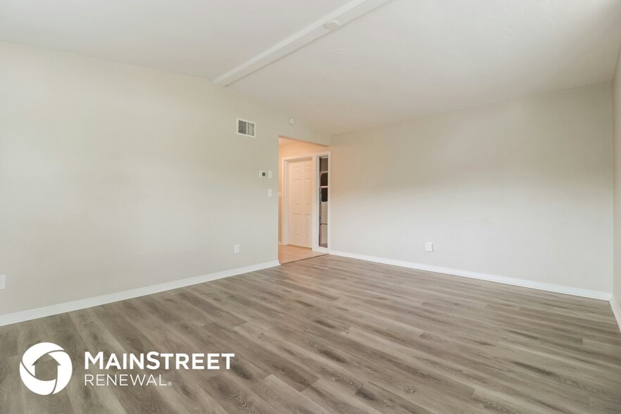 Building Photo - 827 E River Dr