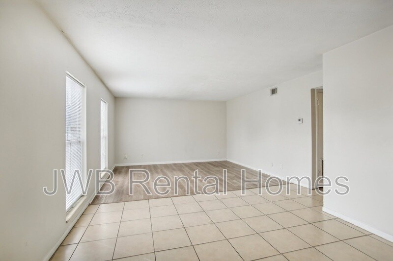 Building Photo - 909 Bert Rd