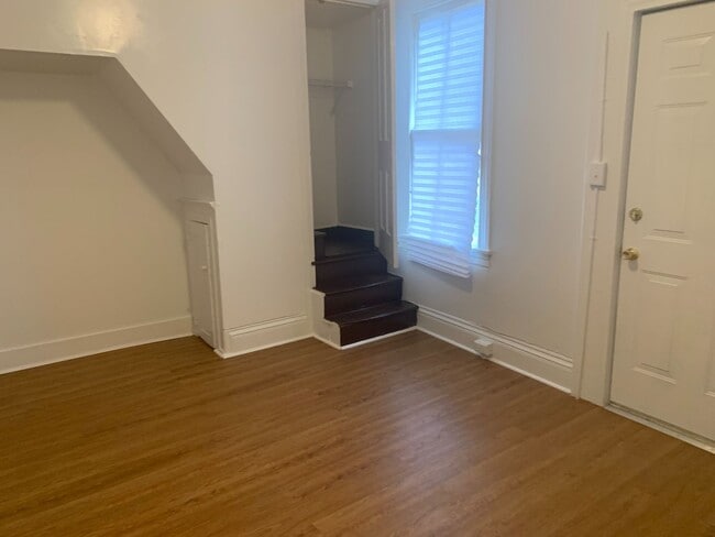 Building Photo - One bedroom Apartment! Video in Photos!