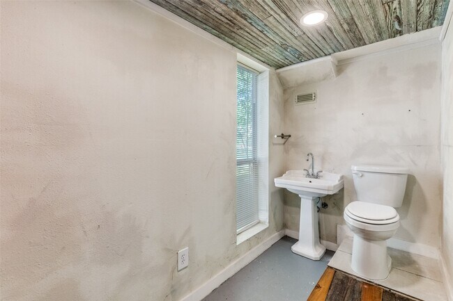 Building Photo - 1005 Center Cir