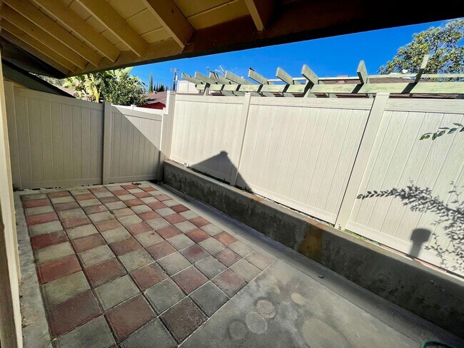 Building Photo - Cute 1 Bedroom 1 Bath Townhome for Rent