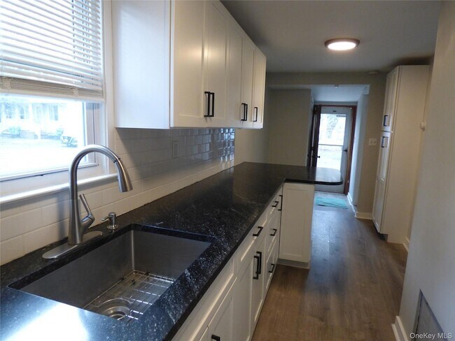 Building Photo - 9 Fredericks Rd