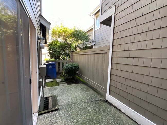Building Photo - 2 Week Move In Special - Beautiful 2 Bedro...