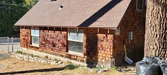Building Photo - $1500 Cute 1 bedroom 1 bath unit above garage on quiet street