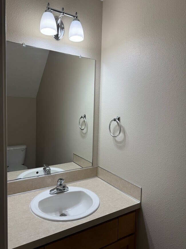 Building Photo - FREE RENT through FEBRUARY - SEE LISTING for DETAILS!  Newly Updated Two Bedroom Townhome Availab...