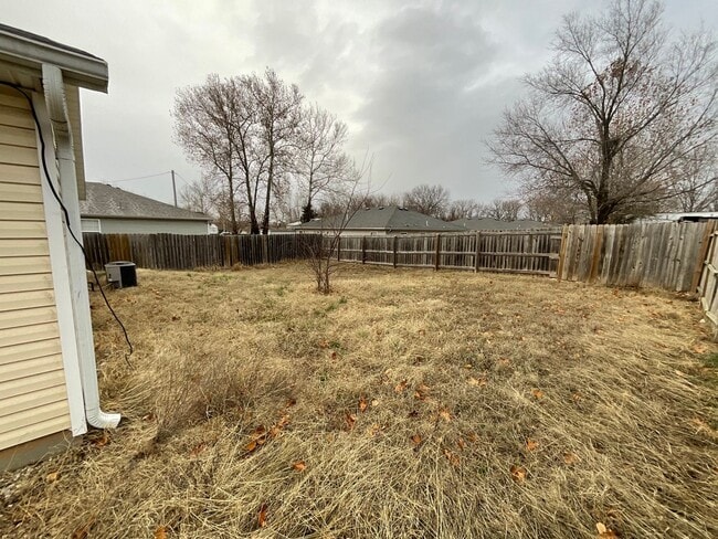 Building Photo - Spacious 2 Bedroom 1 Bath home W/ Fenced Yard In Joplin Mo!