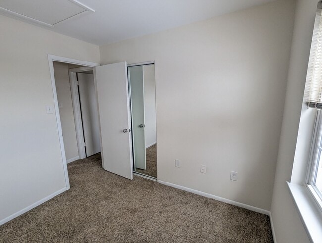 Building Photo - *END UNIT* town home in established Crestwood Neighborhood ready for you mid March!