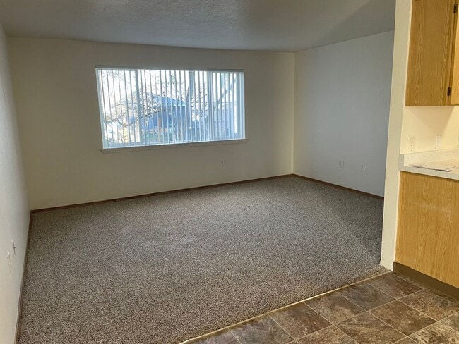 Building Photo - Second Floor 3 Bedroom apartment