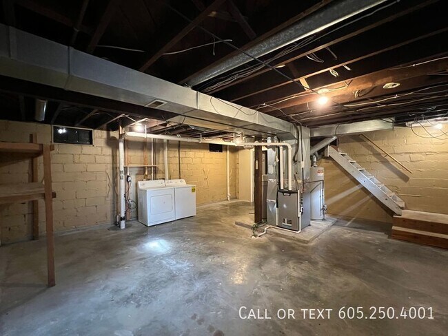 Building Photo - 4 Bedroom 2 Bathroom w/ Single Stall Garag...