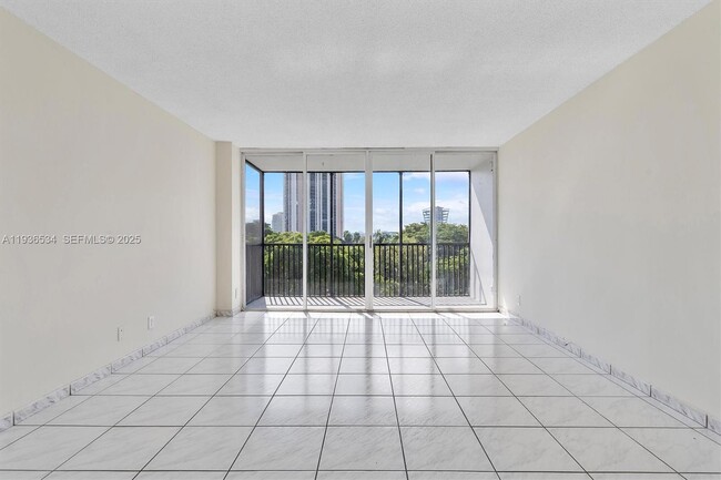 Building Photo - 3101 N Country Club Dr