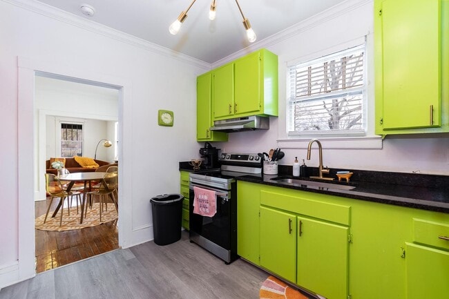 Building Photo - Three Bedroom Home!