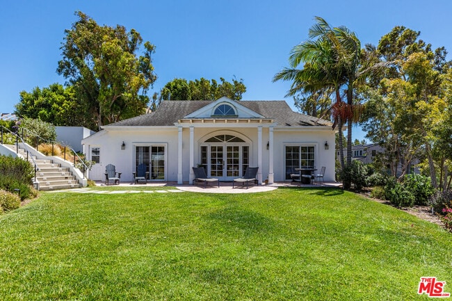 Building Photo - 6671 Dume Dr