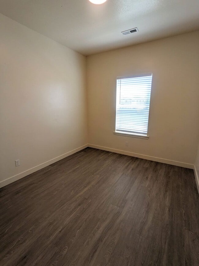 Building Photo - Move In & Save! $1,700 Rent Credit + $200 ...