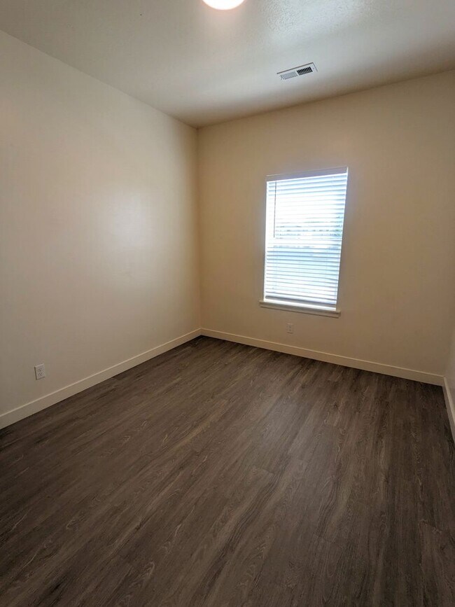 Building Photo - Move In This June! 2 Weeks Rent Free – 3 B...