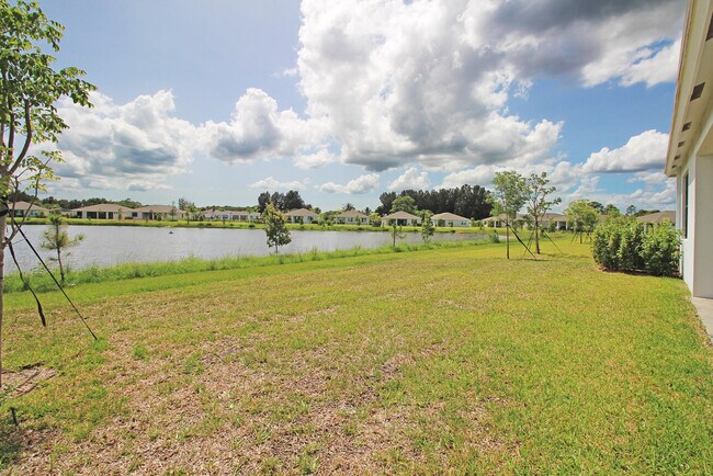 Building Photo - 5929 SE Sky Blue Cir