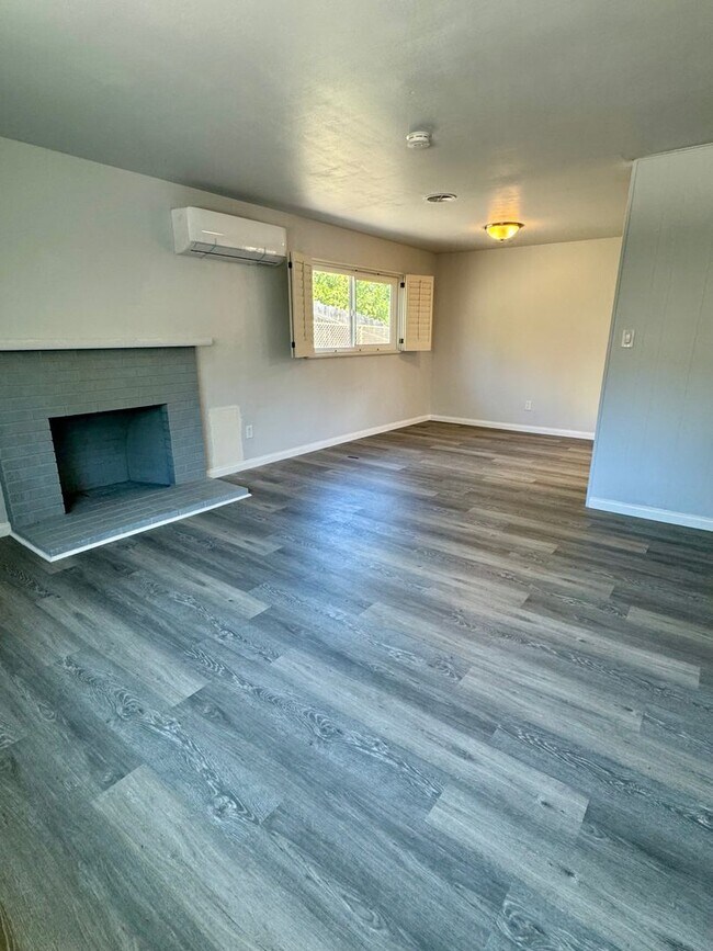 Building Photo - Beautiful & Welcoming 3 Bed/2 Bath Walking...