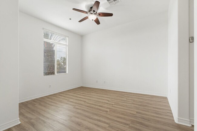 Building Photo - Spacious 4 Bedroom TownHome in Garden Grove!