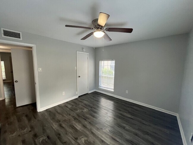 Building Photo - Nice 3 Bedroom 2 Bathroom Windsor Gardens ...