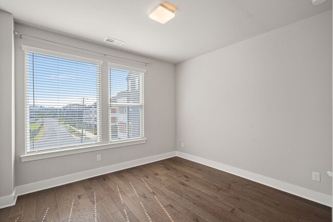 Building Photo - Like New Townhome Ready for Immediate Move-In!!! Bryant Park in West End