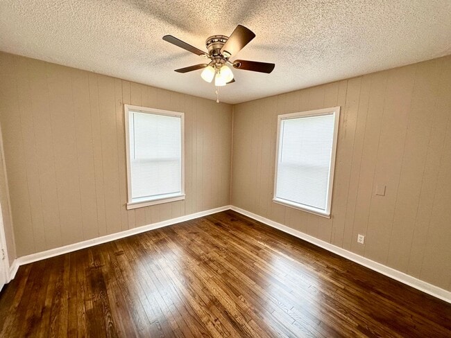 Building Photo - Recently Remodeled 3 Bedroom!